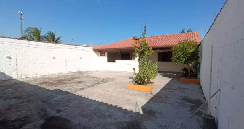 Casa na praia com 4 quartos, área gourmet com churrasqueira e espaço para piscina em Itanhaém.