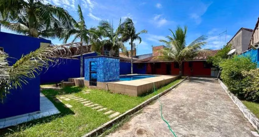 Casa com 2 quartos, piscina, jardim e churrasqueira em Itanhaém.