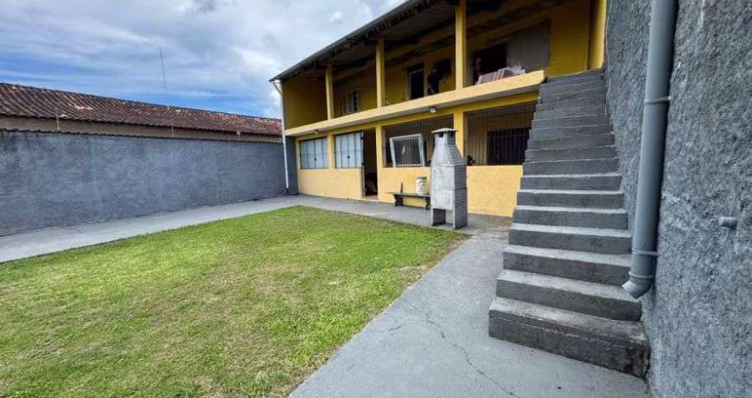 Casa com 4 quartos, churrasqueira e espaço para piscina em Itanhaém.