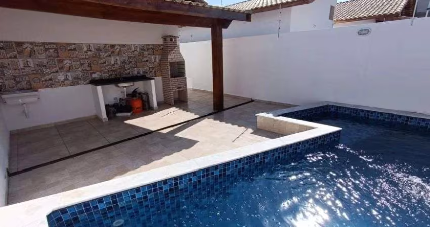 Casa com 3 quartos, piscina e churrasqueira em Itanhaém.