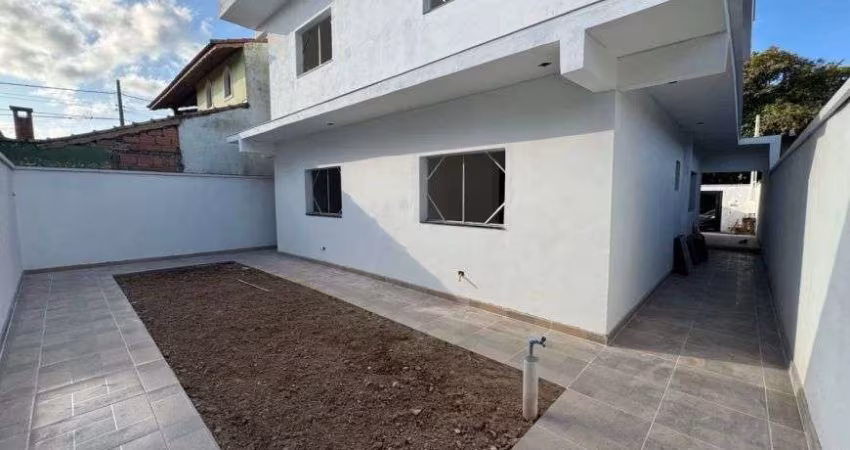 Casa com 2 quartos e espaço para piscina em Peruíbe.
