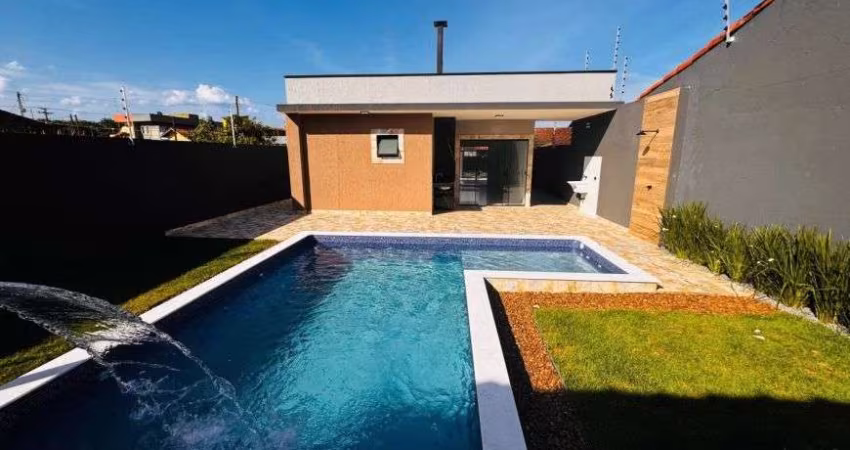 Casa com 3 quartos, piscina, área gourmet com churrasqueira e jardim em Itanhaém.