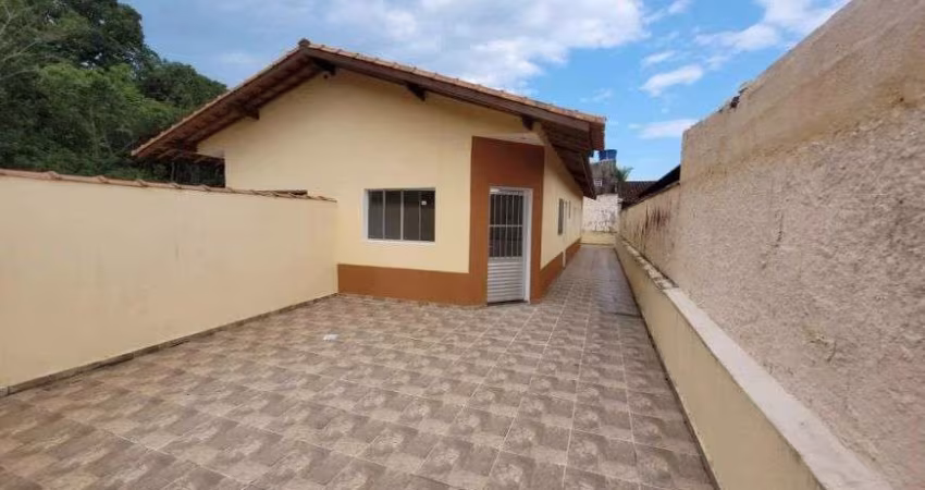 Casa com espaço para piscina e 2 quartos em Itanhaém.