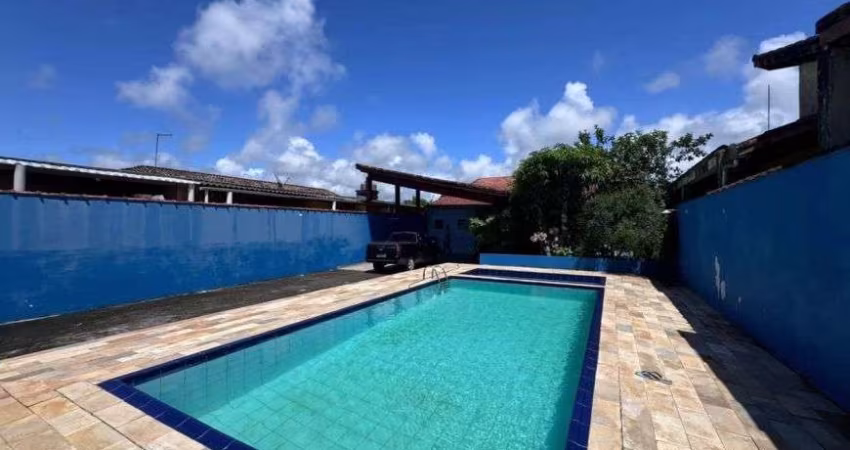 Casa na praia com 3 quartos, piscina, churrasqueira e jardim em Itanhaém.
