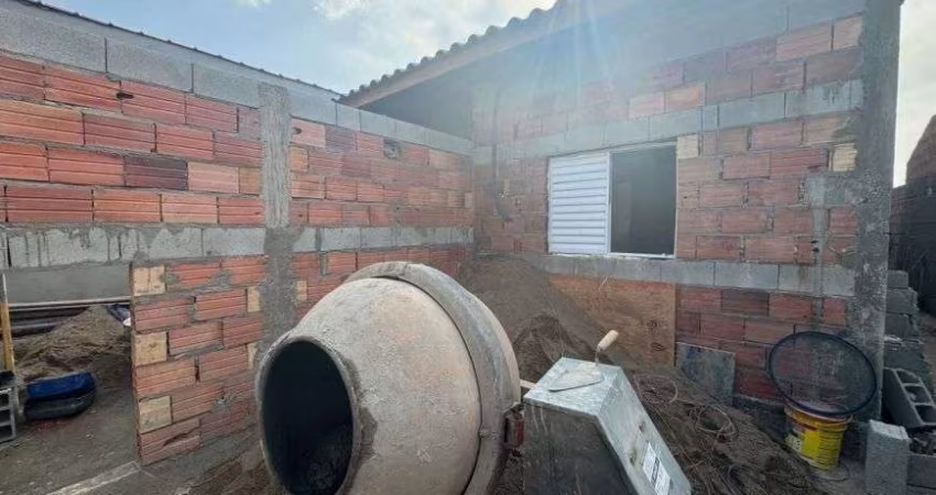 Casa com 2 quartos e piscina em Itanhaém.