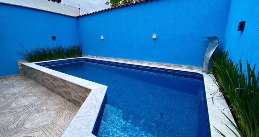 Casa com 2 quartos, piscina e área gourmet com churrasqueira em Itanhaém.