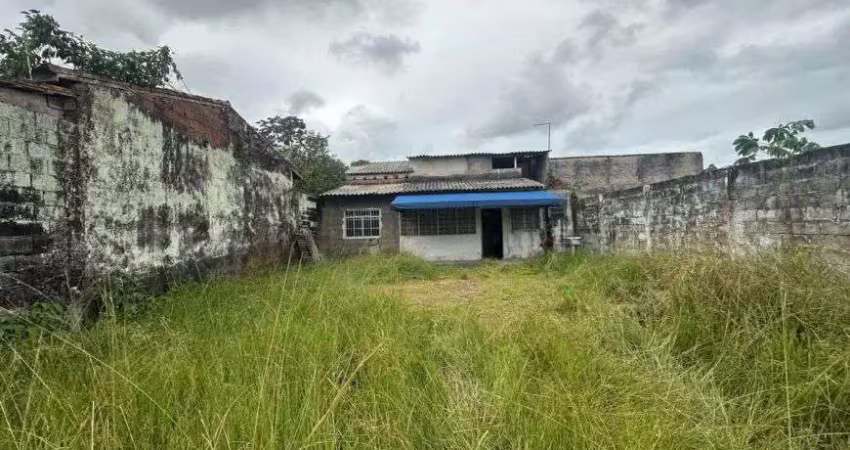 Casa com 2 quartos e espaço para piscina em Itanhaém.
