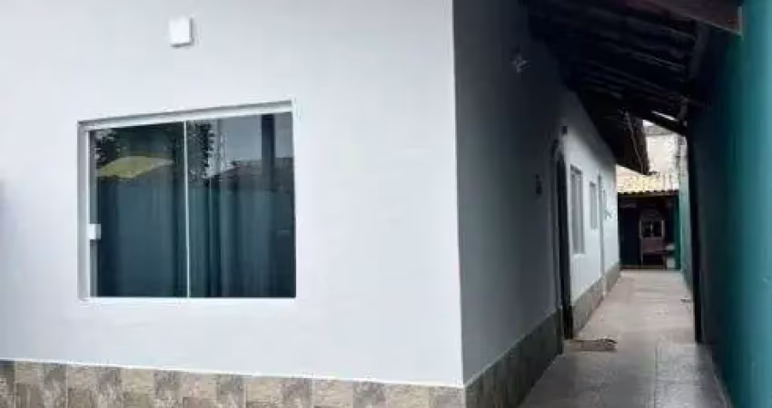 Casa com 2 quartos e área gourmet com churrasqueira em Itanhaém.