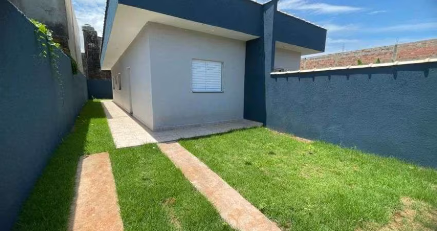 Casa com 2 quartos e espaço para piscina em Itanhaém.