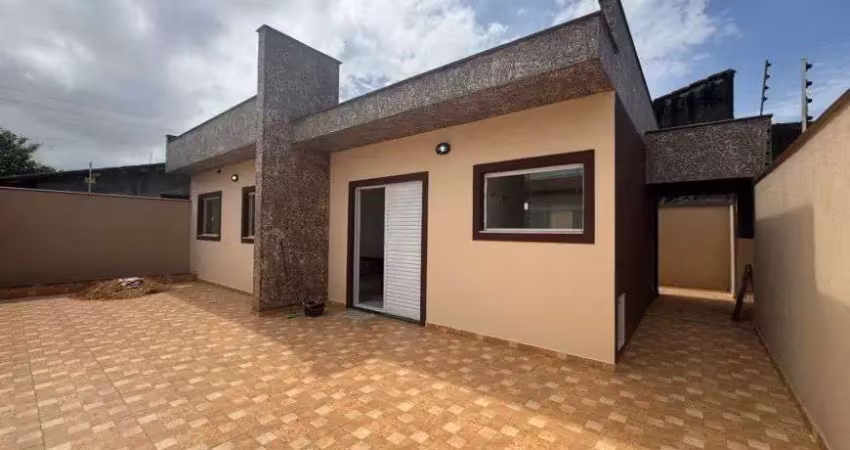 Casa com 2 quartos e espaço para piscina em Itanhaém.