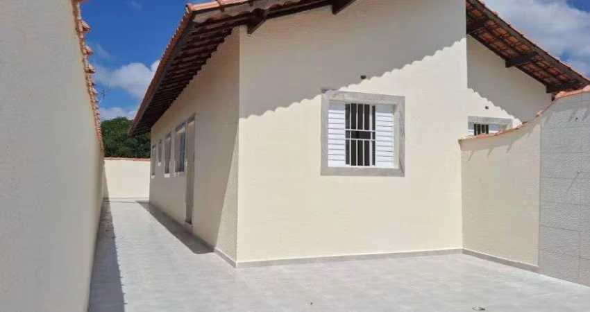 Casa lado praia com 2 quartos e espaço para piscina em Itanhaém.