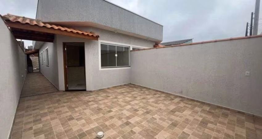 Casa com 2 quartos, piscina e churrasqueira em Itanhaém.