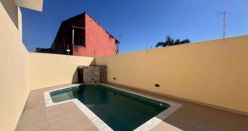 Casa com piscina, 2 quartos e área gourmet em Itanhaém.