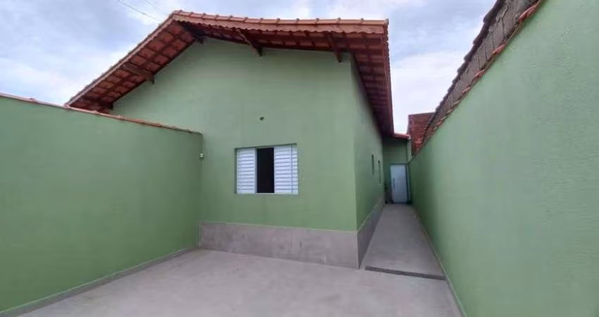 Casa com 2 quartos, piscina e churrasqueira em Mongaguá.