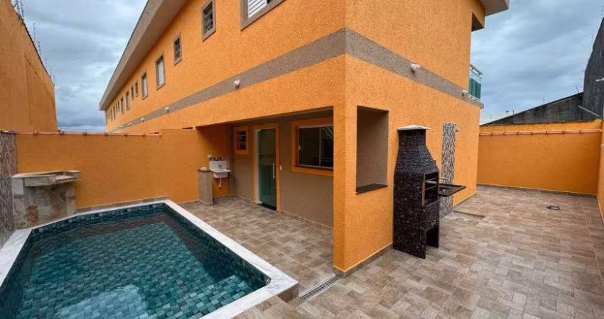 Casa com 2 quartos, piscina e área gourmet com churrasqueira em Itanhaém.
