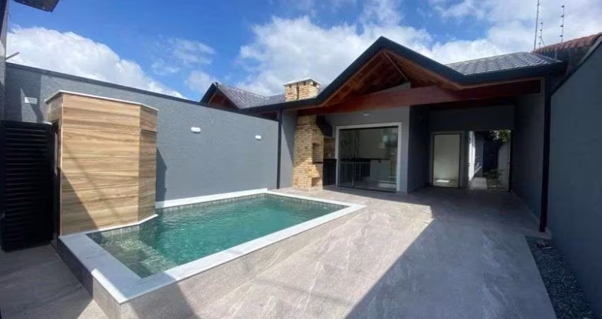 Casa na praia com 3 quartos, piscina e área gourmet com churrasqueira em Peruíbe.