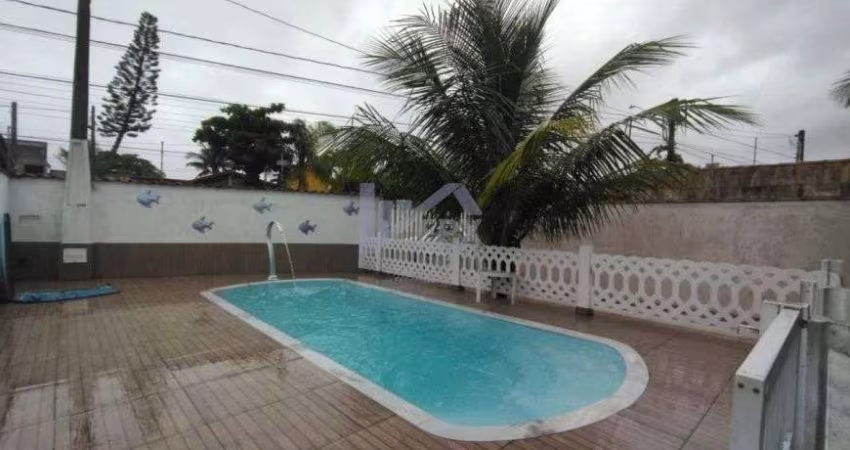 Casa com 2 quartos, piscina e área gourmet com churrasqueira em Itanhaém.