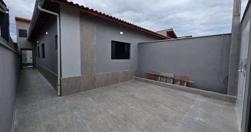 Casa com 3 quartos, piscina e área gourmet em Mongaguá.