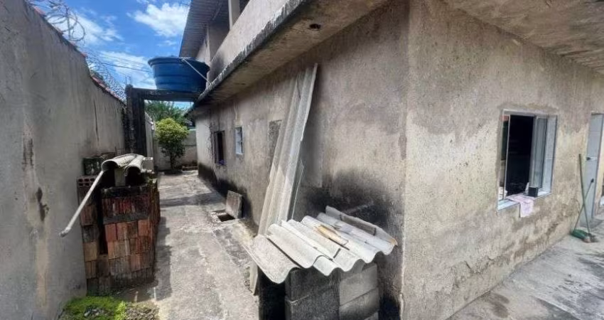 Casa com 2 quartos, jardim e espaço para piscina em Itanhaém.