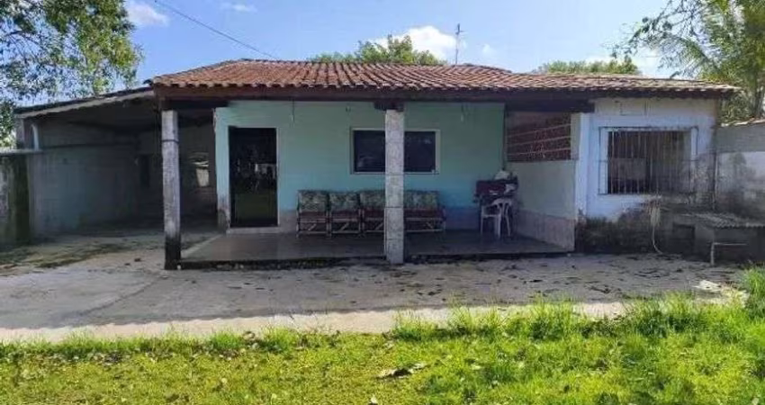 Chácara com 3 quartos e piscina em Peruíbe.