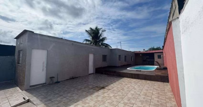 Casa com 2 quartos, piscina e área gourmet com churrasqueira em Peruíbe.
