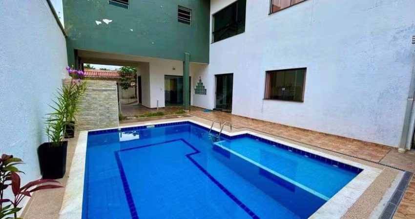 Casa na praia com 4 quartos, piscina e área gourmet com churrasqueira em Peruíbe.