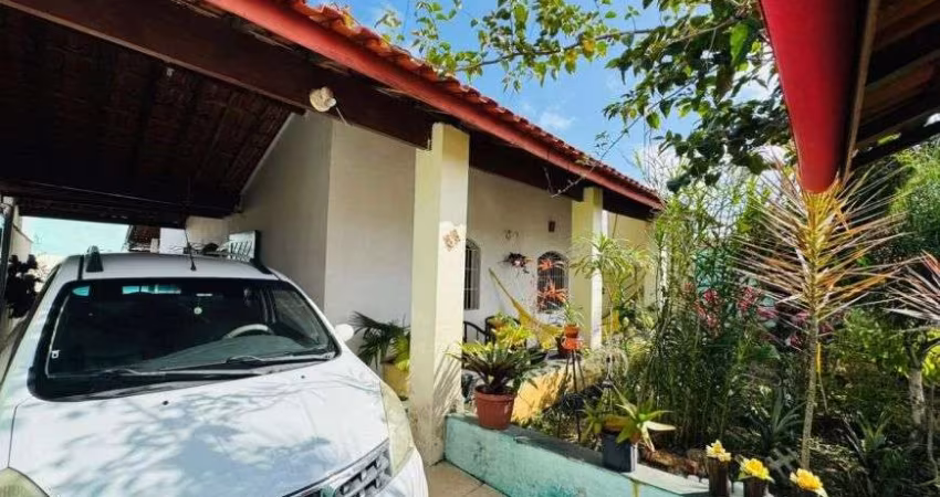 Casa com 4 quartos, piscina, jardim e área gourmet com churrasqueira em Itanhaém.