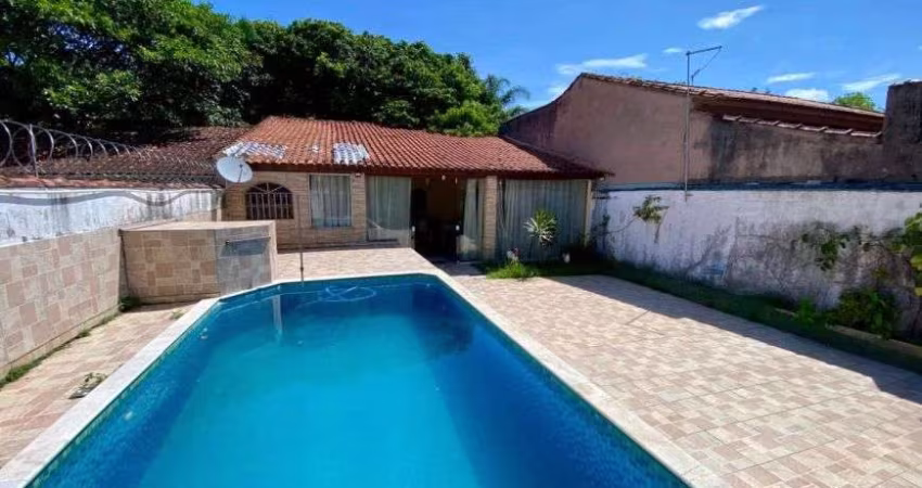 Casa com 2 quartos, piscina e churrasqueira em Itanhaém.
