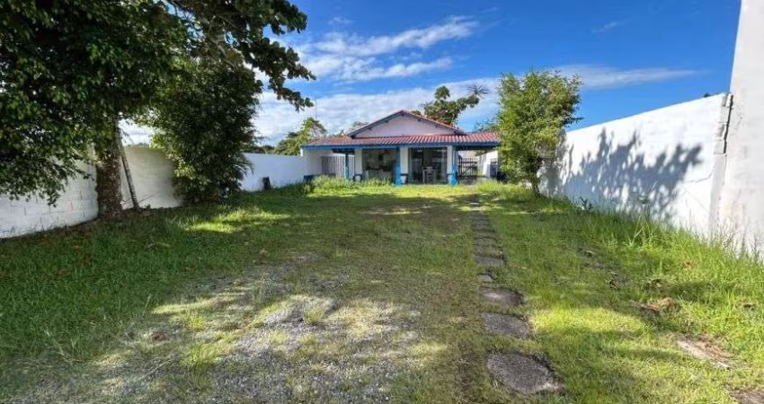 Casa com 2 quartos, espaço para piscina e jardim em Itanhaém.