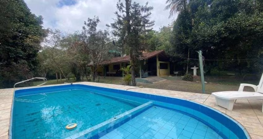 Chácara com 7 quartos, piscina, lago e churrasqueira em Peruíbe.