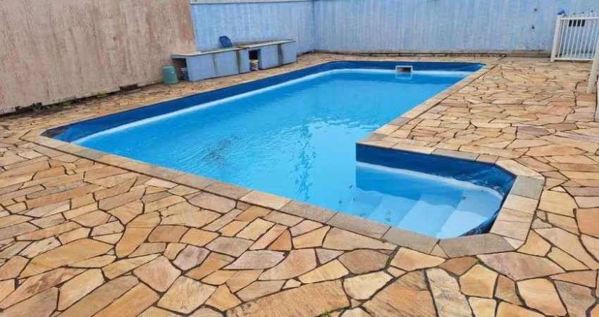 Casa em condomínio com piscina, 2 quartos e churrasqueira em Peruíbe.