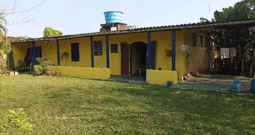 Chácara com 3 quartos e área gourmet com churrasqueira em Itanhaém.