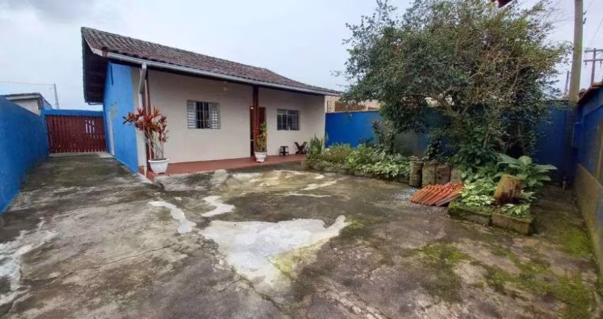 Casa com 2 quartos, espaço para piscina e churrasqueira em Itanhaém.