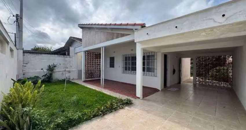 Casa com 2 quartos, jardim, churrasqueira e espaço para piscina em Itanhaém.