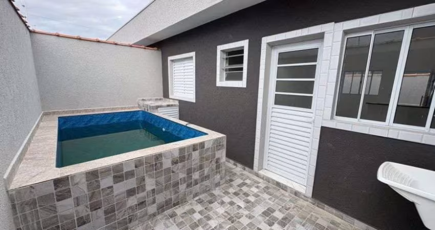 Casa em condominio com piscina e 2 quartos em Itanhaém.