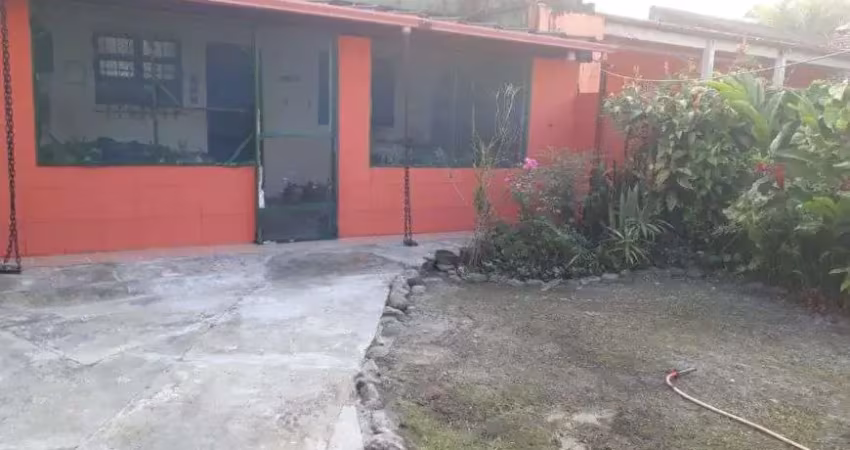 Casa com 2 quartos, jardim e espaço para piscina em Itanhaém.