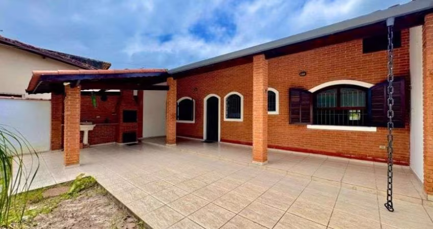 Casa na praia com 2 quartos, área gourmet e espaço para piscina em Itanhaém.