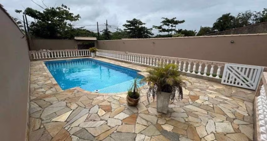 Casa na praia com piscina, 4 quartos e área gourmet com churrasqueira em Itanhaém.