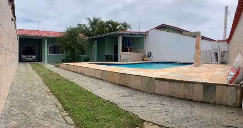 Casa com piscina, 3 quartos e área gourmet com churrasqueira em Itanhaém.
