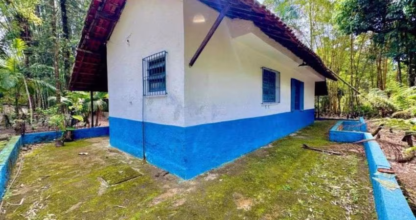 Chácara com área gourmet com churrasqueira e jardim em Itanhaém.