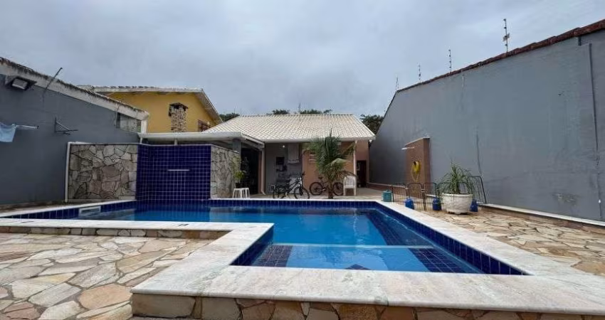 Casa na praia com piscina, 3 quartos e área gourmet com churrasquera em Peruíbe.