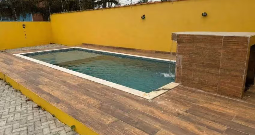 Casa em condomínio com piscina e 2 quartos em Itanhaém.
