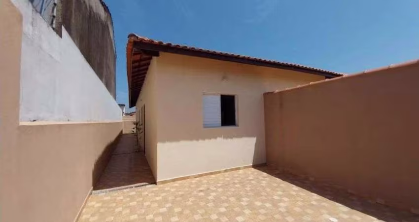 Casa com 2 quartos e área gourmet com churrasqueira em Itanhaém.