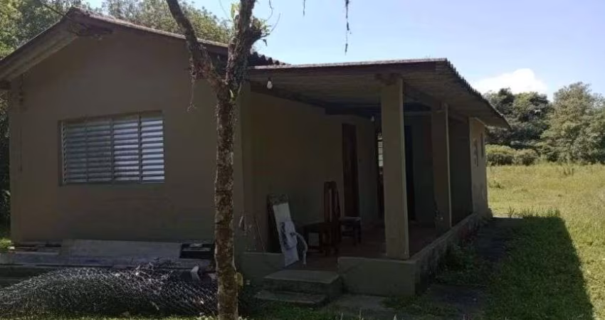 Chácara com espaço para piscina em Itanhaém.