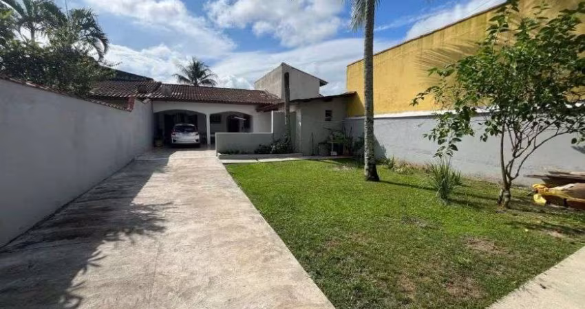 Casa com espaço para piscina, jardim e área gourmet com churrasqueira em Itanhaém.
