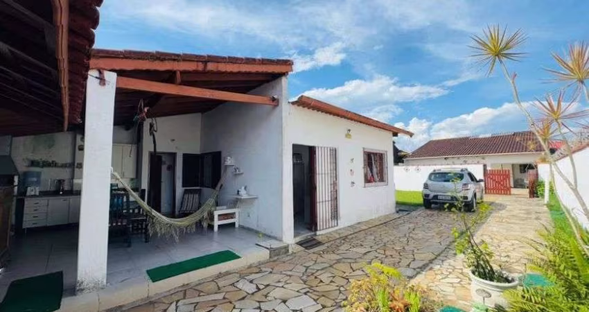 Casa com 3 quartos, área gourmet com churrasqueira e edícula em Itanhaém.