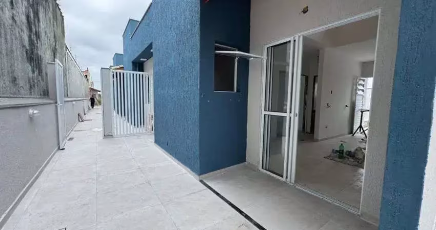 Casa em condomínio com 2 quartos e piscina em itanhaém.