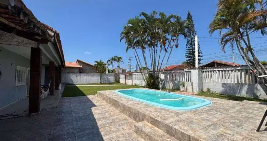 Casa à venda com piscina e 3 quartos em Itanhaém.