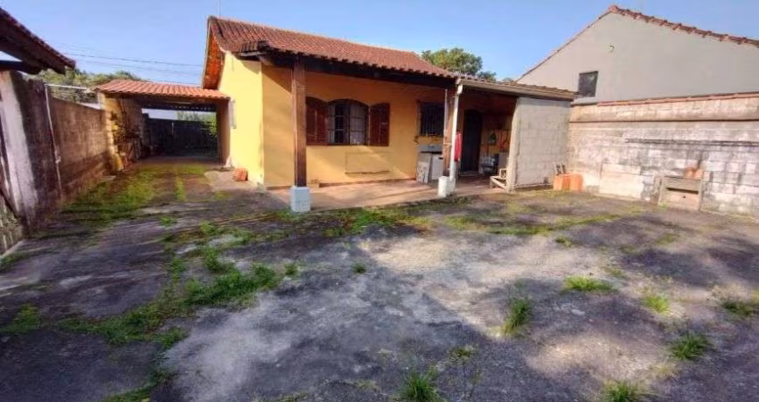 Casa com espaço para piscina e 2 quartos em Itanhaém.