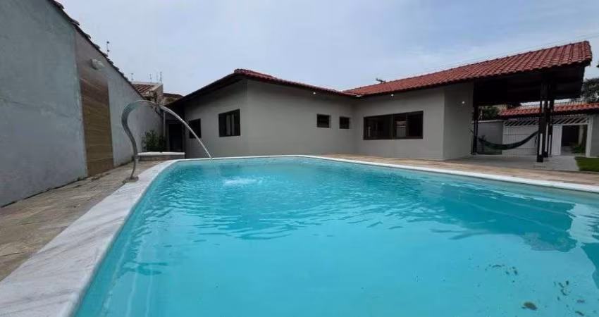 Casa na praia com 4 quartos, piscina, edícula e área gourmet com churrasqueira em Itanhaém.